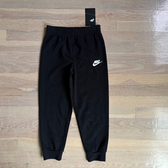 Boys black nike logo jogger sweatpants size 7 nwt - Picture 1 of 2